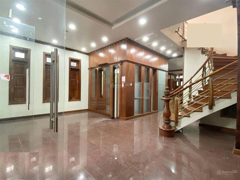 Cho thuê biệt thự góc siêu đẹp mặt tiền đường trương văn bang, quận 2