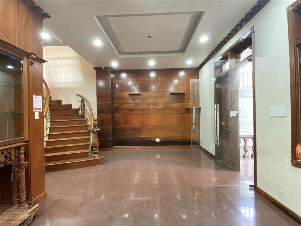 Cho thuê biệt thự góc siêu đẹp mặt tiền đường trương văn bang, quận 2