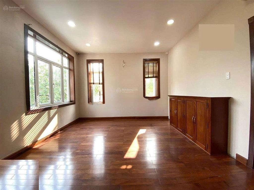 Cho thuê biệt thự góc siêu đẹp mặt tiền đường trương văn bang, quận 2