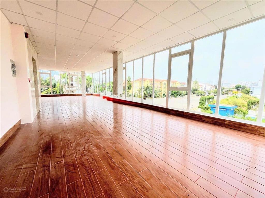 Cho thuê tòa nhà văn phòng góc 2 mặt tiền khu trần não, diện tích 10m x 22m, quận 2