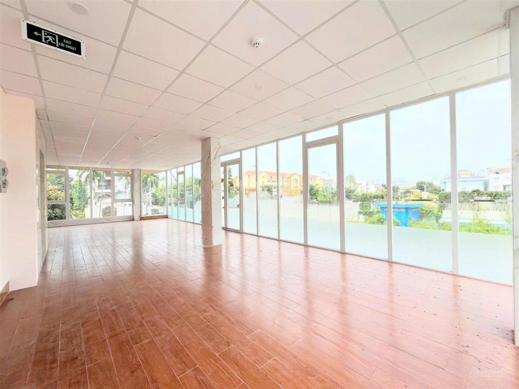 Cho thuê tòa nhà văn phòng góc 2 mặt tiền khu trần não, diện tích 10m x 22m, quận 2