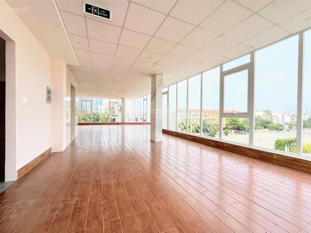Cho thuê tòa nhà văn phòng góc 2 mặt tiền khu trần não, diện tích 10m x 22m, quận 2