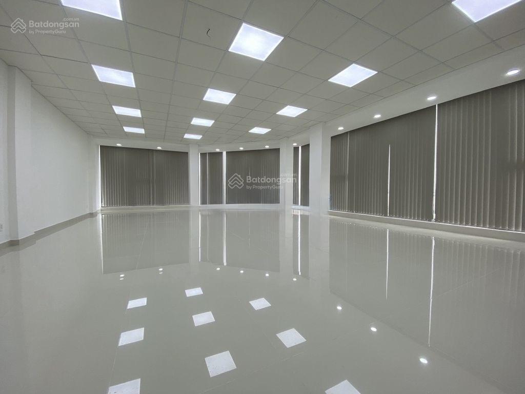 Cho thuê tòa nhà văn phòng hầm + 7 tầng
góc 2 mặt tiền trung tâm quận 2 vị trí đẹp