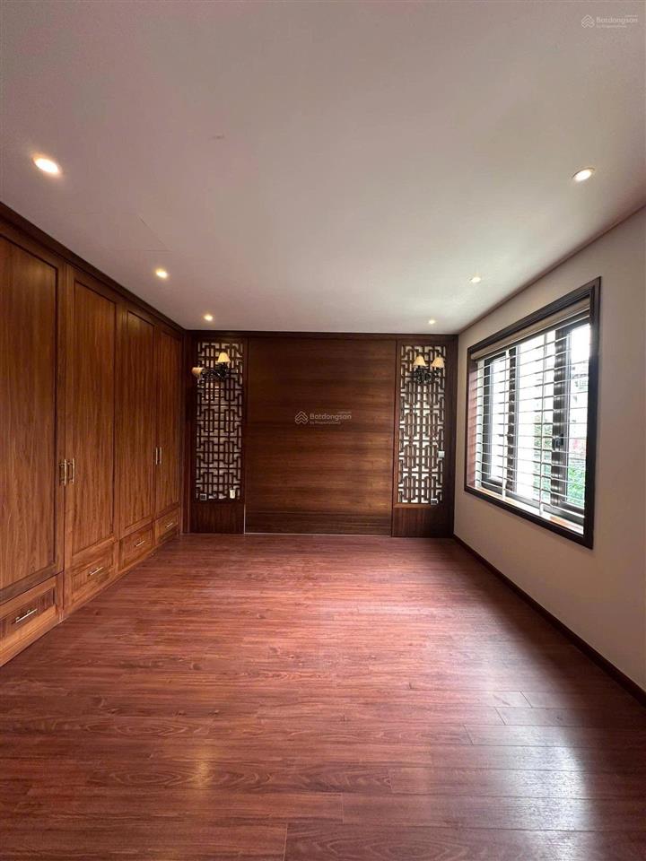 Cho thuê tòa nhà mặt tiền đường hoa lan diện tích 20m x 35m phú nhuận