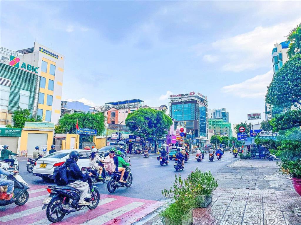 Cho thuê nhà góc 2 mặt tiền đắc địa phan đăng lưu & nguyễn văn đậu, phú nhuận