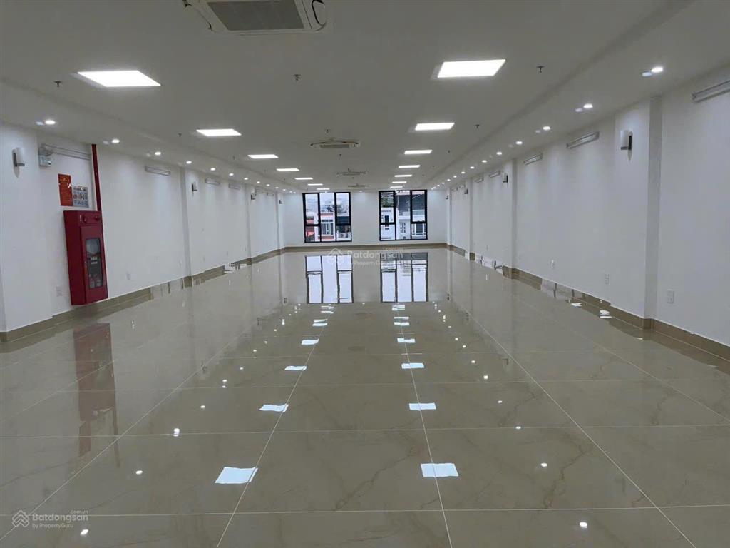 Cho thuê tòa nhà mặt tiền đường phạm văn hai nhà mới 100% dt 10m x 20m tân bình