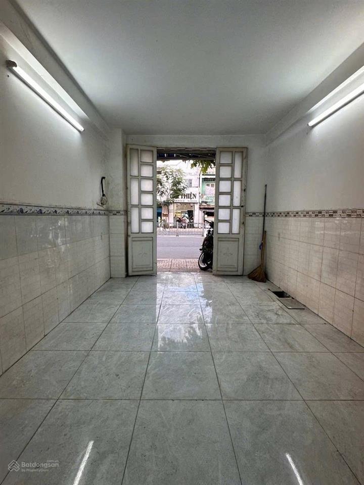 Chỉ 4 tỷ nhỉnh có ngay nhà phạm văn chí, 2 tầng btct