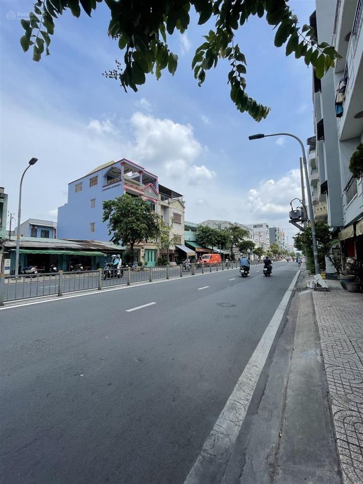 Chỉ 4 tỷ nhỉnh có ngay nhà phạm văn chí, 2 tầng btct