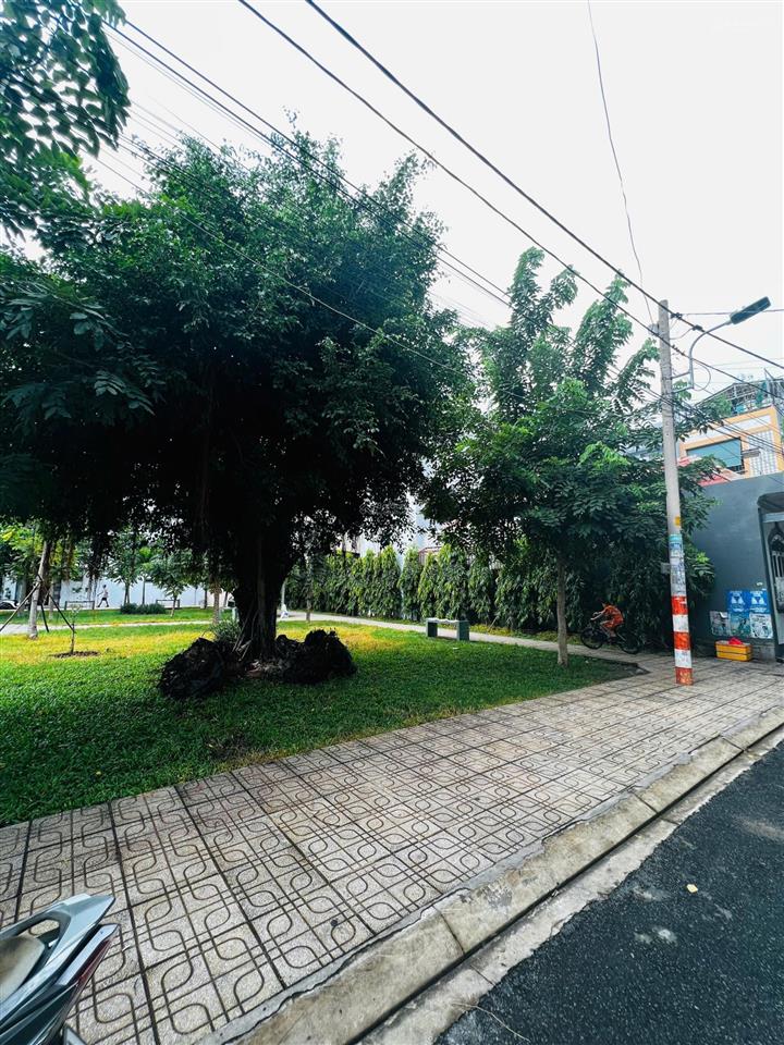 Đối diện khuôn viên  nhà kết cấu sẵn 4 tầng  5 x gần 20  căn góc đẹp không lộ giới hiếm hàng