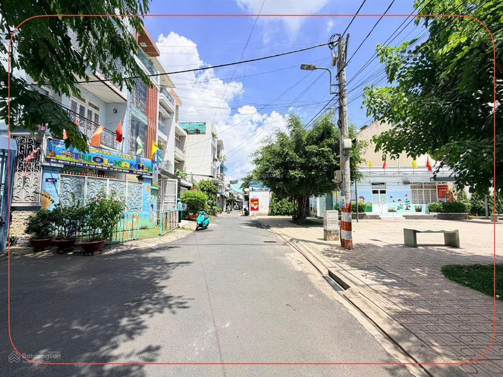 Đối diện khuôn viên  nhà kết cấu sẵn 4 tầng  5 x gần 20  căn góc đẹp không lộ giới hiếm hàng