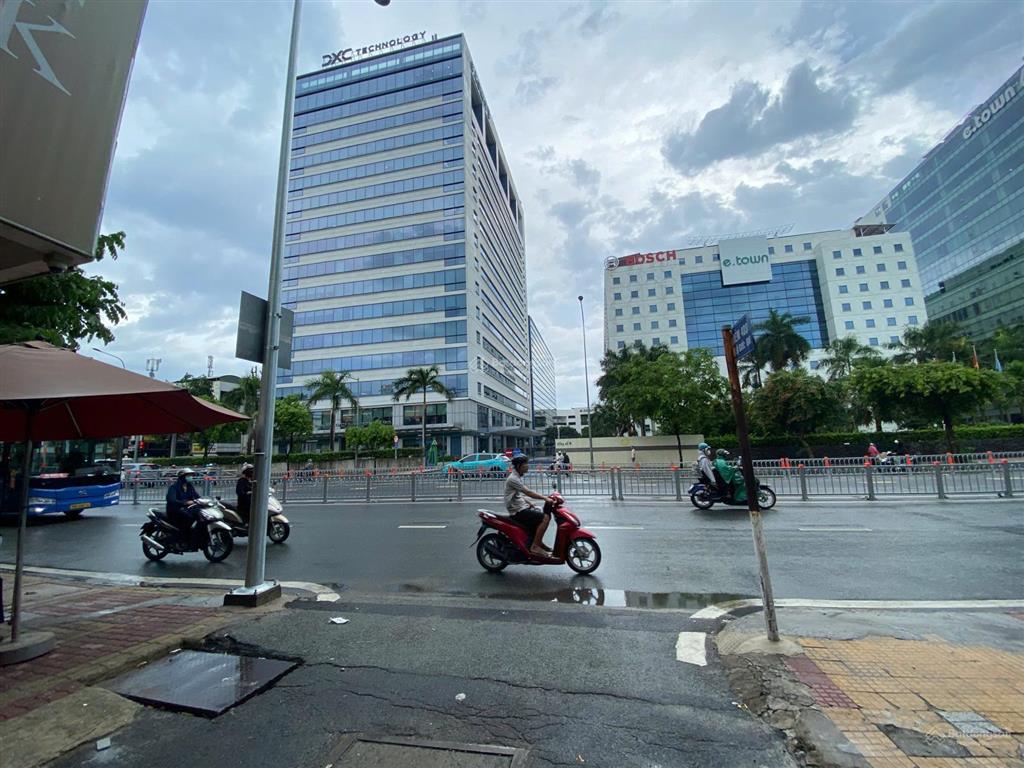 Hxh cộng hòa đối diện etown  dt lớn 5 * 15  kc mới cứng 2 tầng giá 12.5 tỷ phù hợp làm vp, nhà ở