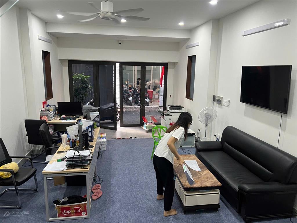 Hxh cộng hòa đối diện etown  dt lớn 5 * 15  kc mới cứng 2 tầng giá 12.5 tỷ phù hợp làm vp, nhà ở