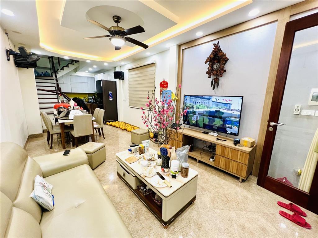 La thành  ô chợ dừa. 42m2. 5 tầng. mặt tiền 3.4m. 12 tỷ. giá tốt.