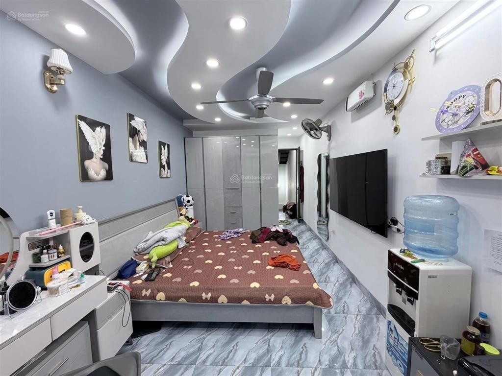 Nguyên hồng. 30m2. 6 tầng thang máy. mặt tiền 3.1m. 10.2 tỷ