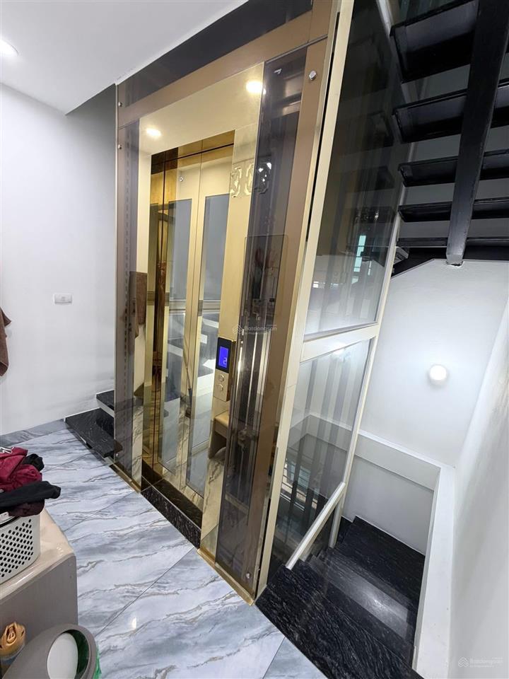 Nguyên hồng. 30m2. 6 tầng thang máy. mặt tiền 3.1m. 10.2 tỷ