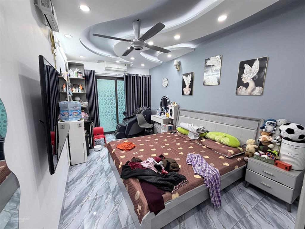 Nguyên hồng. 30m2. 6 tầng thang máy. mặt tiền 3.1m. 10.2 tỷ