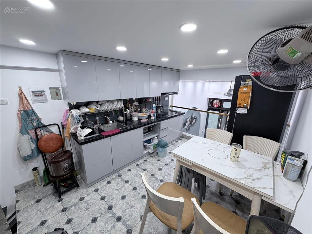 Nguyên hồng. 30m2. 6 tầng thang máy. mặt tiền 3.1m. 10.2 tỷ