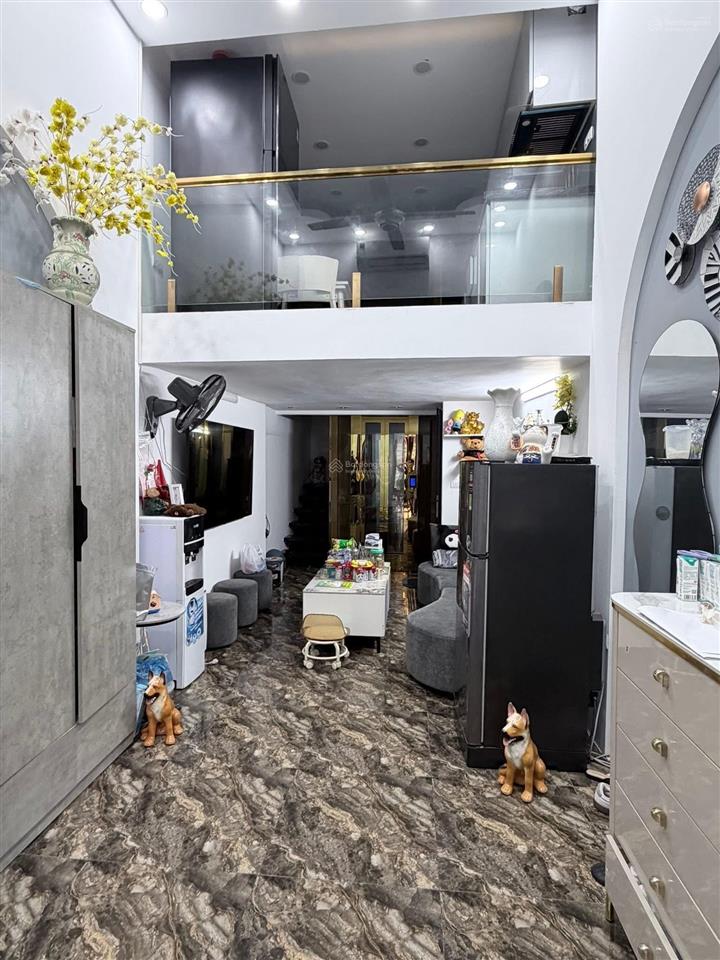 Nguyên hồng. 30m2. 6 tầng thang máy. mặt tiền 3.1m. 10.2 tỷ
