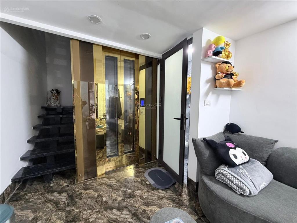 Nguyên hồng. 30m2. 6 tầng thang máy. mặt tiền 3.1m. 10.2 tỷ