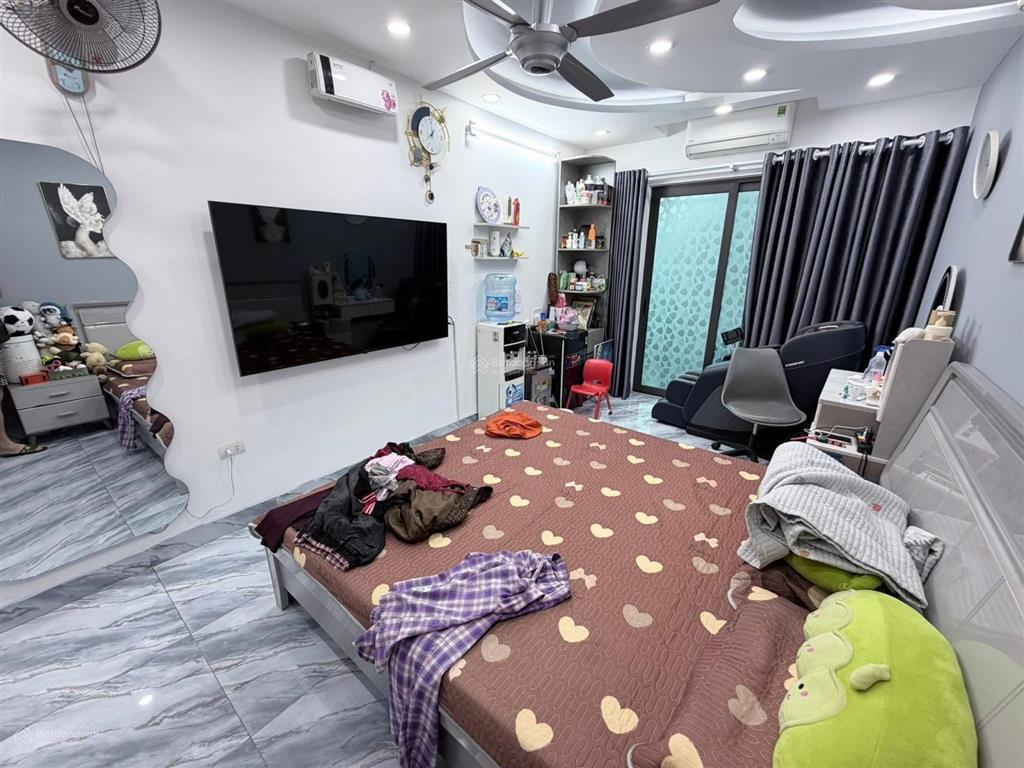 Nguyên hồng. 30m2. 6 tầng thang máy. mặt tiền 3.1m. 10.2 tỷ