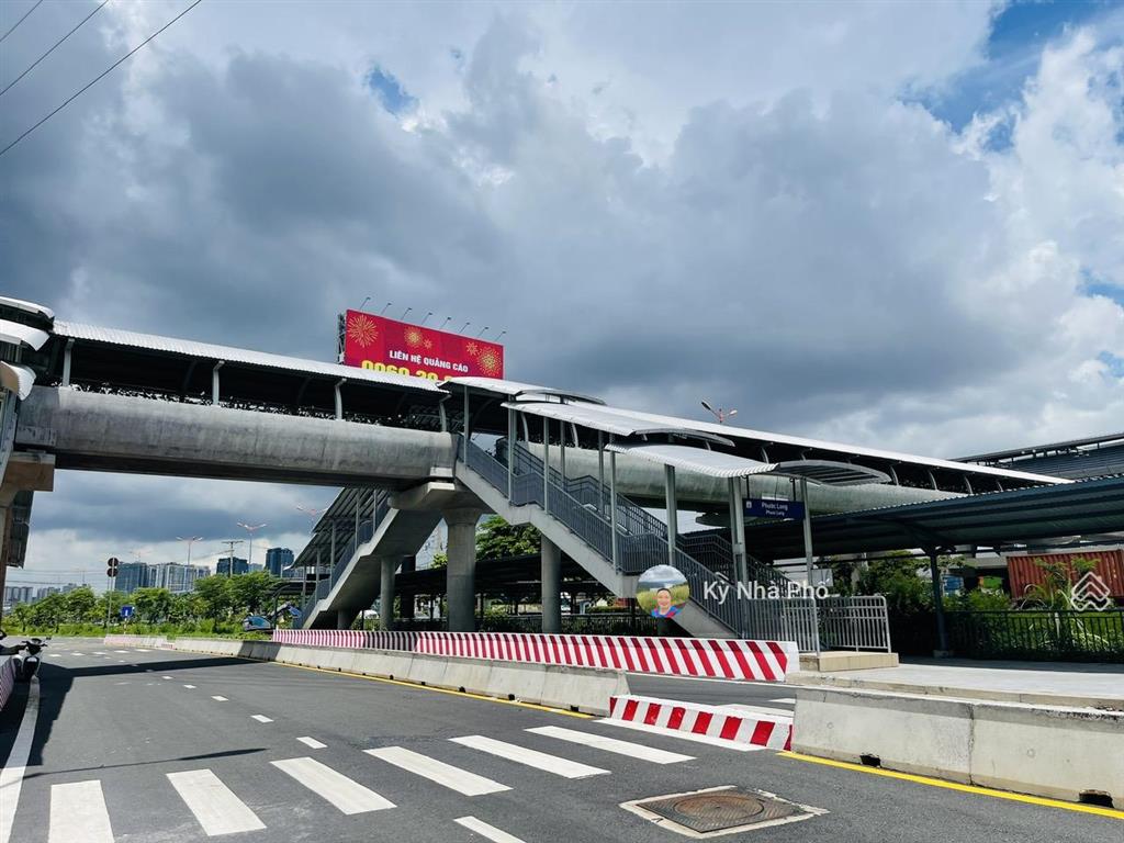 Bán nhà đẹp 2 tầng x 69m², ngay ga metro, xe hơi 7 chỗ đỗ cửa, vào ở ngay, giá nhỉnh 5 tỷ
