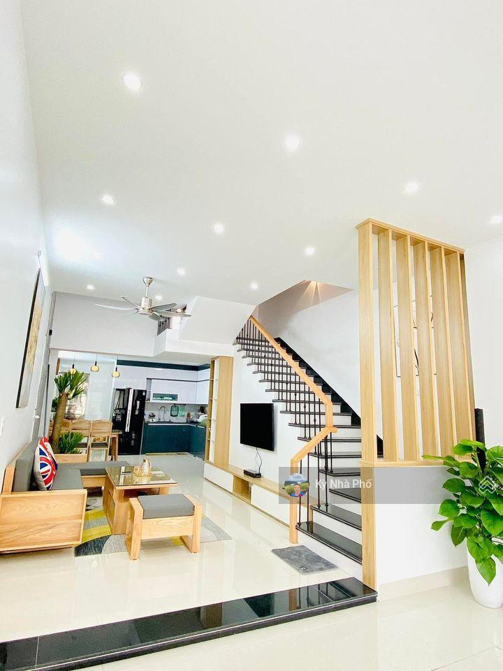 Nhà 4 tầng, sân xe hơi, sáng thoáng sát metro phước long, 5pn, gần truòng ngô thời nhiệm, 8 tỷ nhỏ