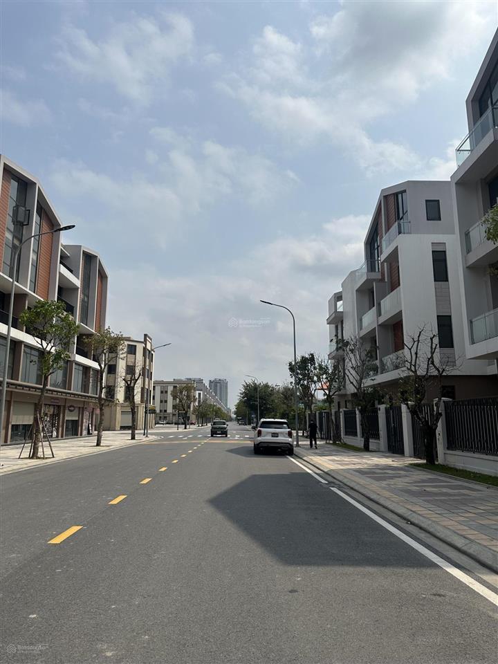 Lãi ngay 5tỷ khi mua lk ánh dương 100m2 2 mặt đường 20m, vỉa hè 7m, liền kề cvien vịnh biển. 14ty8