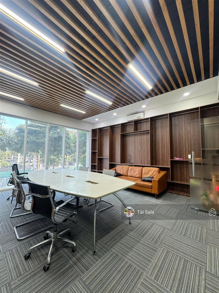 Sàn văn phòng cho thuê 85m2 đầy đủ nội thất, máy lạnh, ngăn sẵn phòng với giá 27tr bao phí