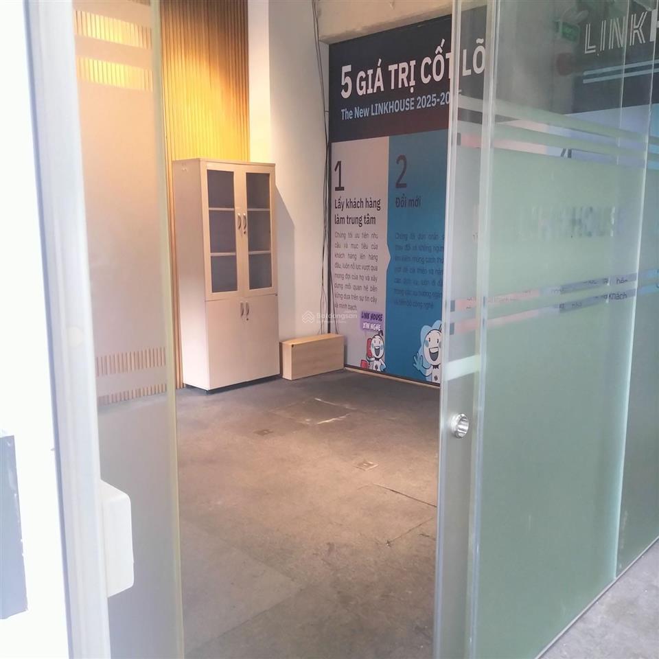 Cho thuê văn phòng tầng trệt sala 4  6 nhân sự giá thuê 13tr