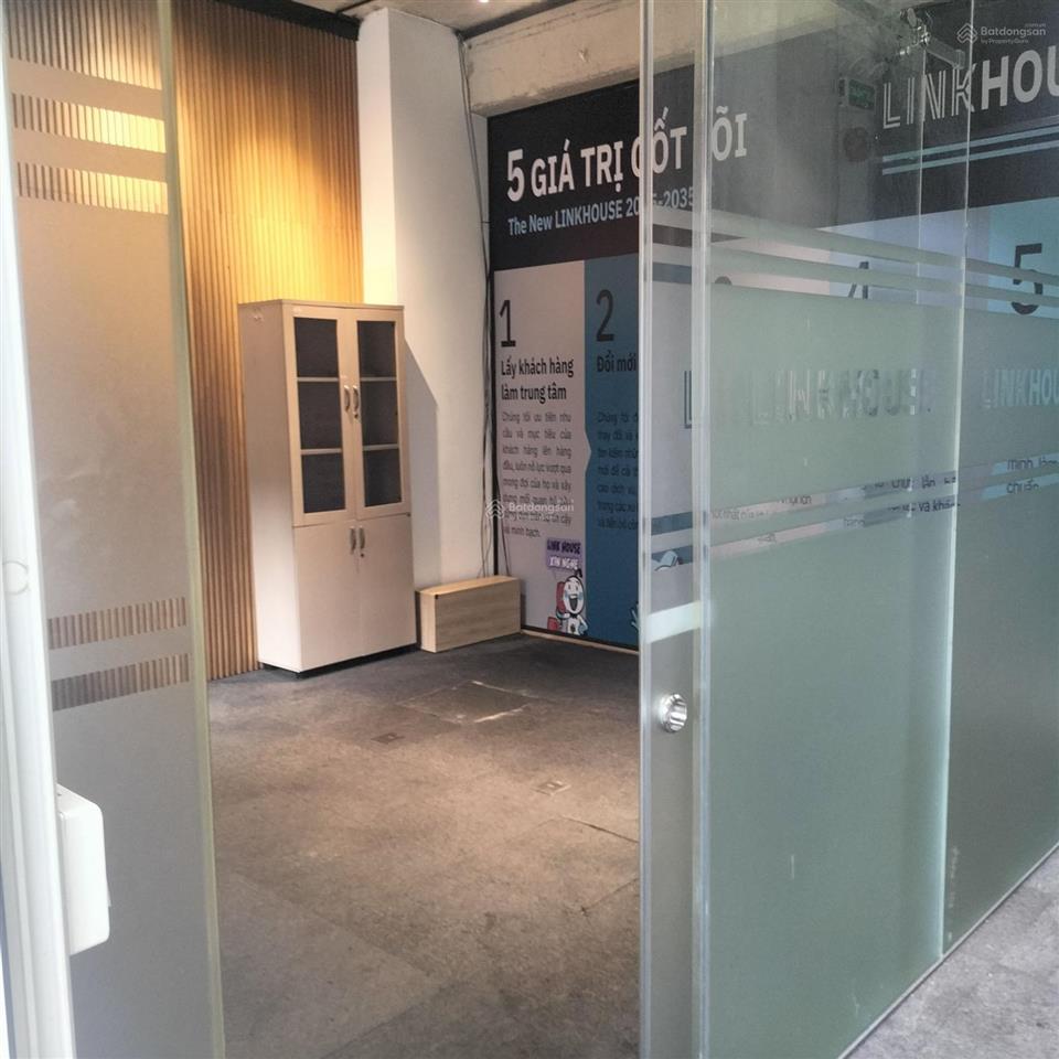 Cho thuê văn phòng tầng trệt sala 4  6 nhân sự giá thuê 13tr