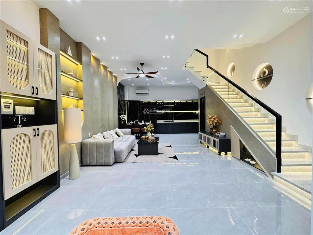 Bán nhanh căn bàn cờ giá 4tỷ770/72m2. gần chợ bàn cờ. đang cho thuê được 26 triệu tháng