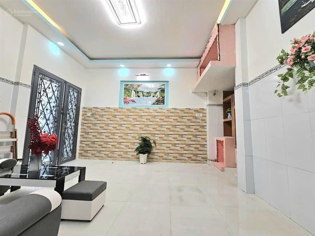Nhà ngang 9m hoà hưng  quận 10 bán giá 3tỷ760. cho thuê 23tr. gần trưởng tiểu học triệu thị trinh