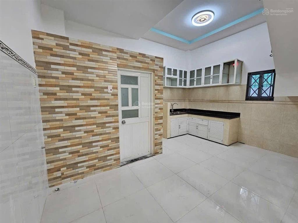 Nhà ngang 9m hoà hưng  quận 10 bán giá 3tỷ760. cho thuê 23tr. gần trưởng tiểu học triệu thị trinh