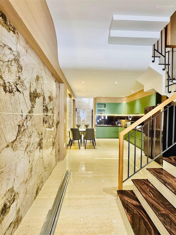 Bán nhà cao đạt  quận 5 giá 3tỷ670/73,8m2. giáp q1. cho thuê 23tr/tháng
