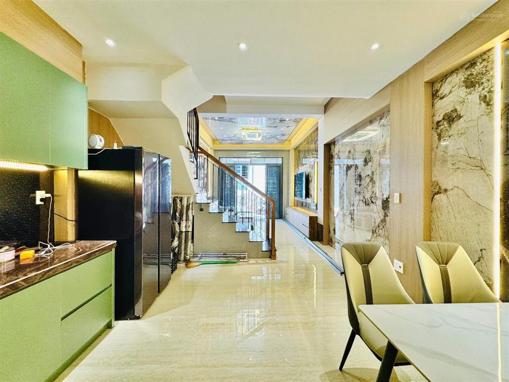 Bán nhà cao đạt  quận 5 giá 3tỷ670/73,8m2. giáp q1. cho thuê 23tr/tháng