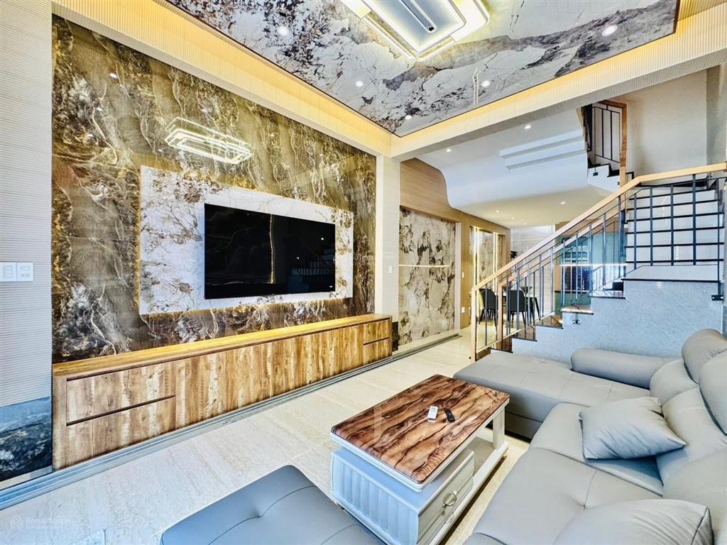 Bán nhà cao đạt  quận 5 giá 3tỷ670/73,8m2. giáp q1. cho thuê 23tr/tháng