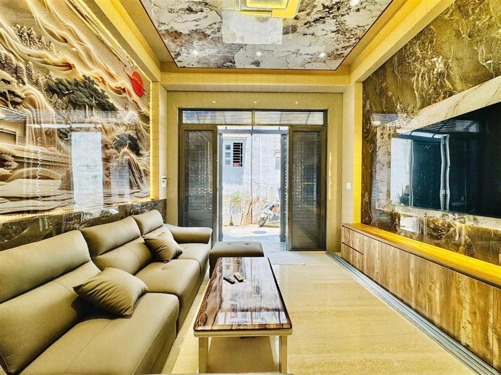 Bán nhà cao đạt  quận 5 giá 3tỷ670/73,8m2. giáp q1. cho thuê 23tr/tháng