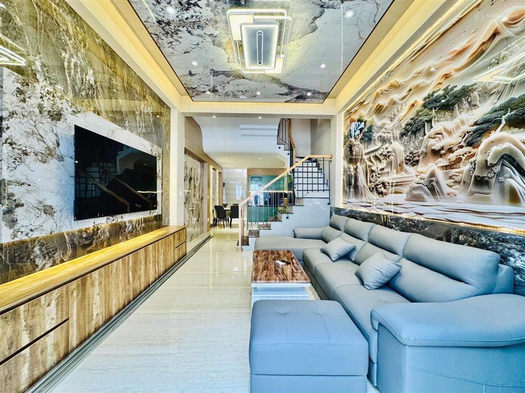 Bán nhà cao đạt  quận 5 giá 3tỷ670/73,8m2. giáp q1. cho thuê 23tr/tháng