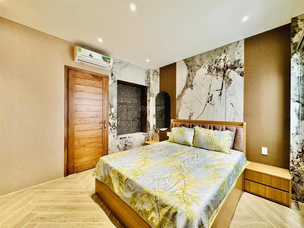 Bán nhà cao đạt  quận 5 giá 3tỷ670/73,8m2. giáp q1. cho thuê 23tr/tháng