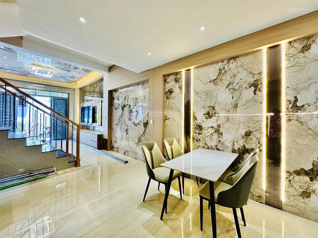 Bán nhà cao đạt  quận 5 giá 3tỷ670/73,8m2. giáp q1. cho thuê 23tr/tháng