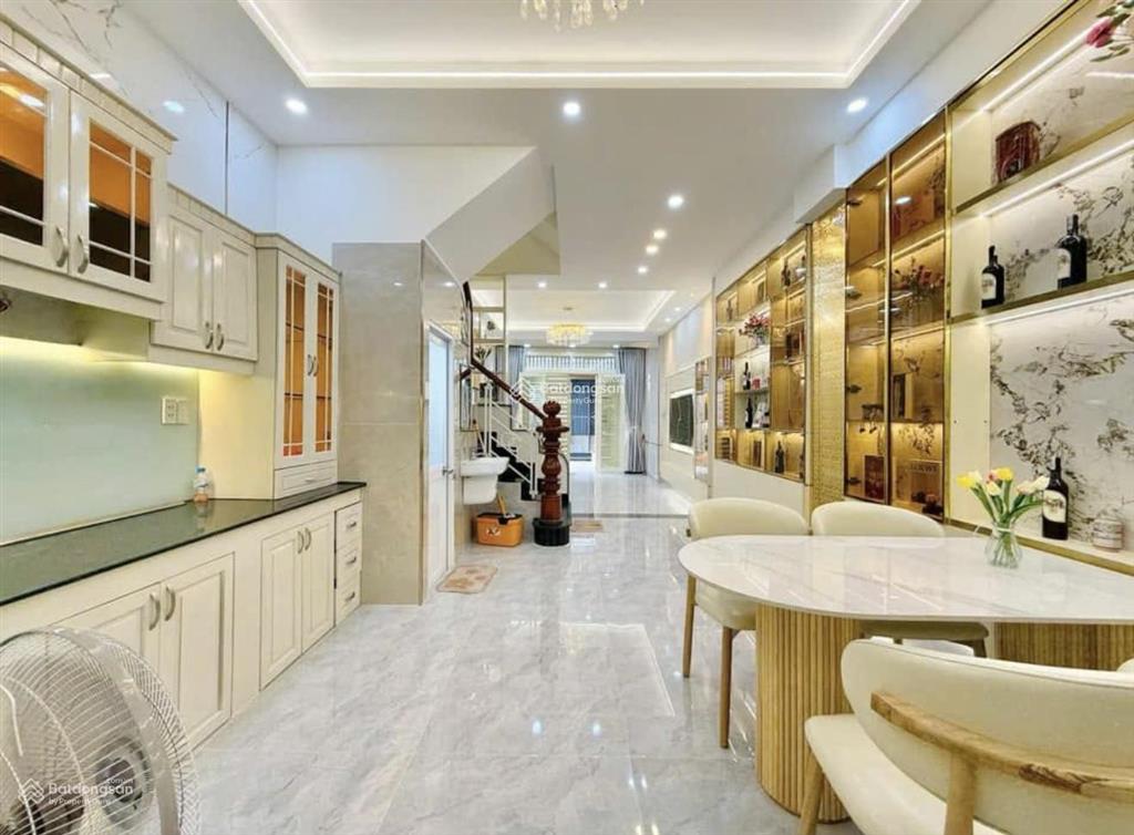 Bà năm cần bán gấp căn xóm chiếu  quận 4 dt 76m2. gần trường thpt nguyễn trãi