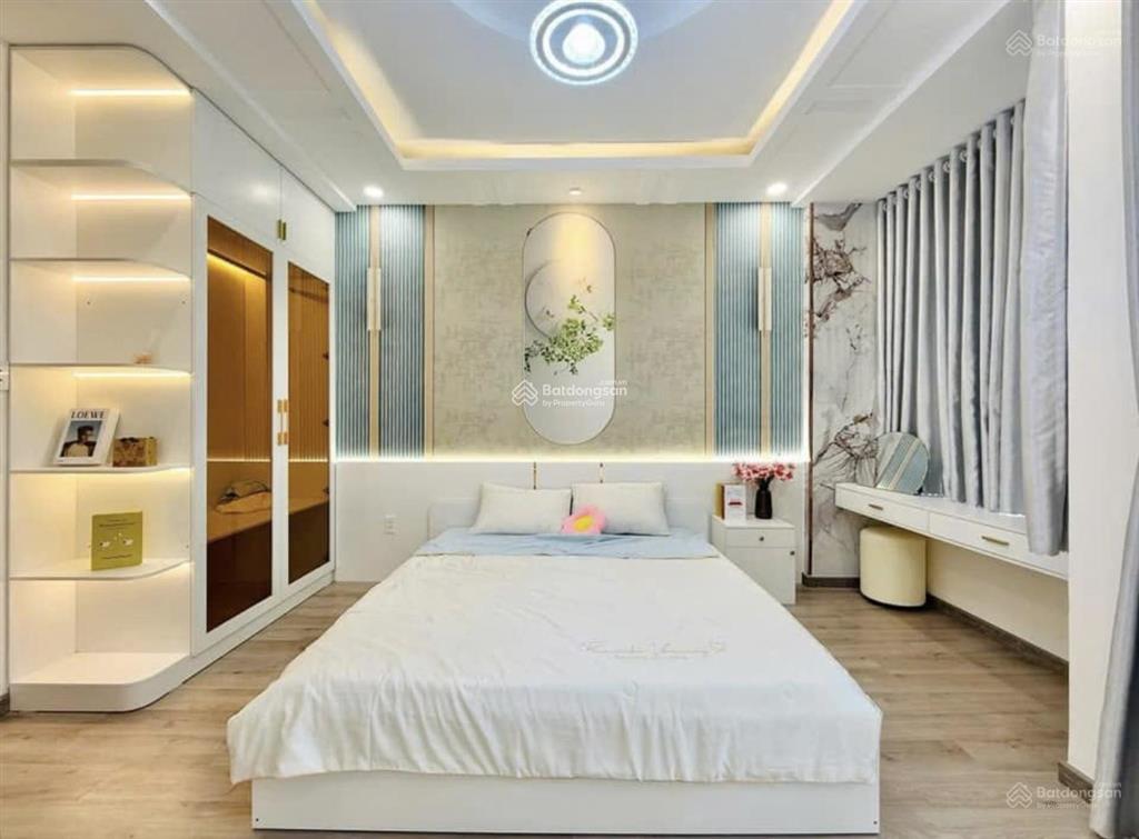 Bà năm cần bán gấp căn xóm chiếu  quận 4 dt 76m2. gần trường thpt nguyễn trãi