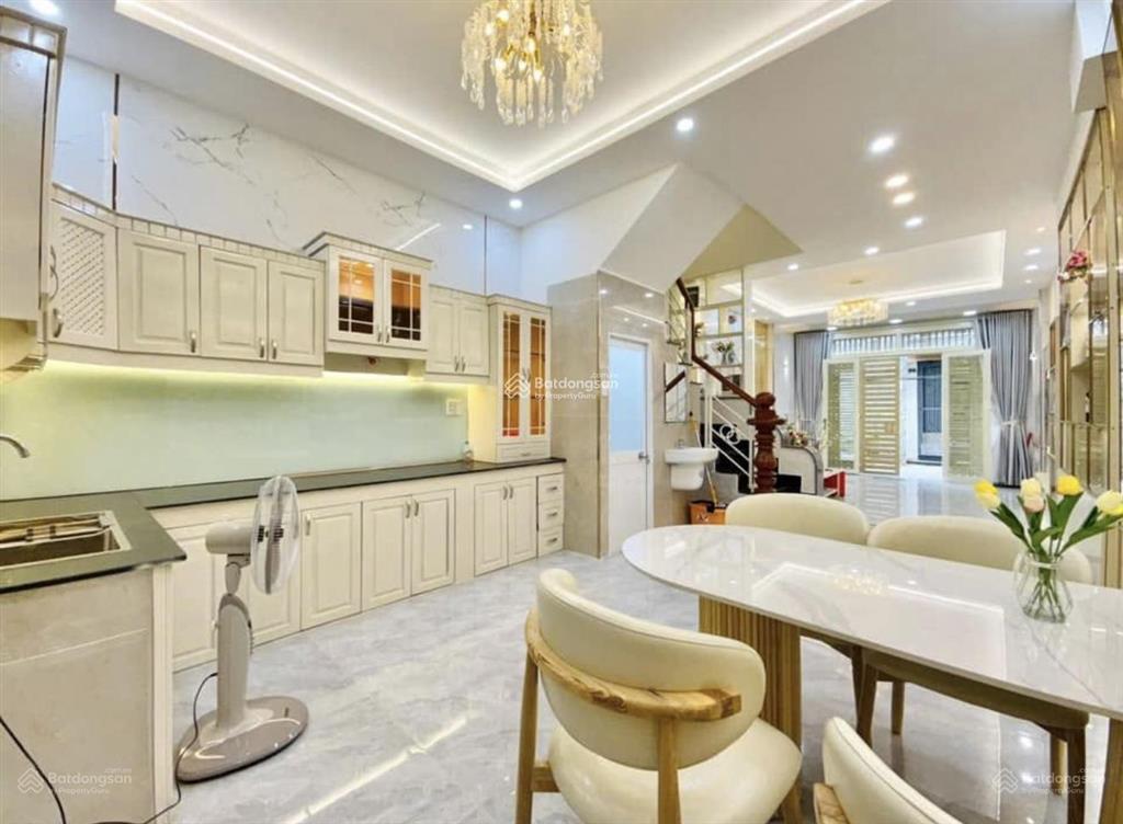 Bà năm cần bán gấp căn xóm chiếu  quận 4 dt 76m2. gần trường thpt nguyễn trãi