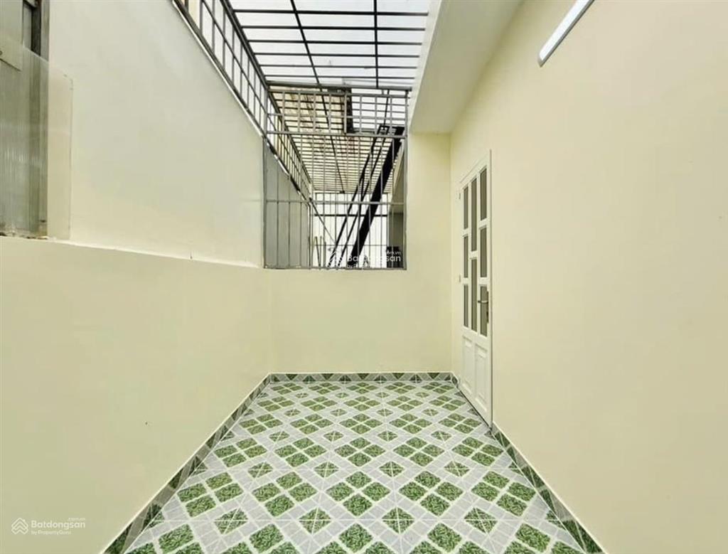 Bà năm cần bán gấp căn xóm chiếu  quận 4 dt 76m2. gần trường thpt nguyễn trãi