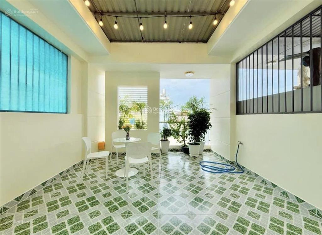 Bà năm cần bán gấp căn xóm chiếu  quận 4 dt 76m2. gần trường thpt nguyễn trãi