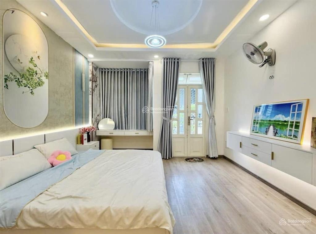 Bà năm cần bán gấp căn xóm chiếu  quận 4 dt 76m2. gần trường thpt nguyễn trãi