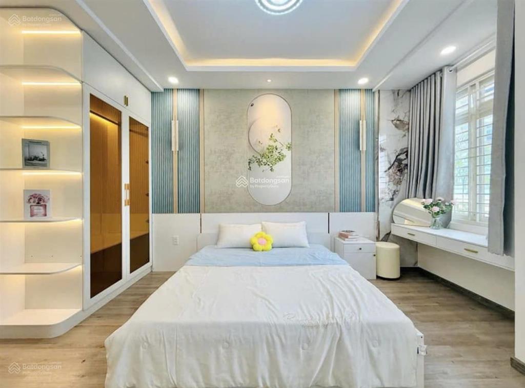 Bà năm cần bán gấp căn xóm chiếu  quận 4 dt 76m2. gần trường thpt nguyễn trãi