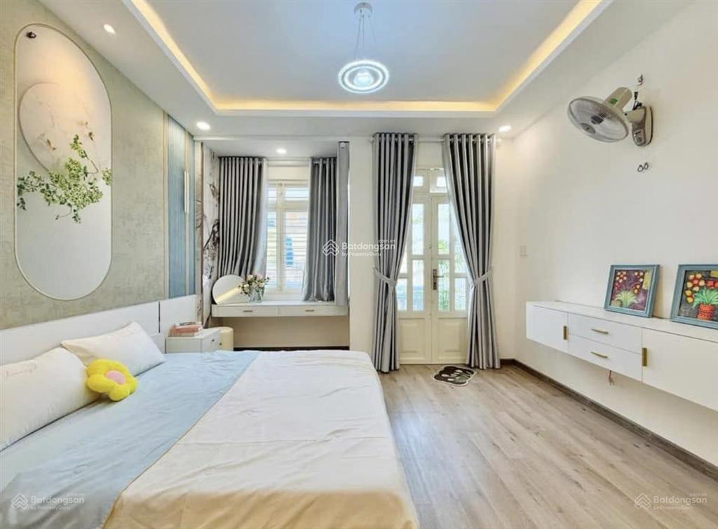 Bà năm cần bán gấp căn xóm chiếu  quận 4 dt 76m2. gần trường thpt nguyễn trãi