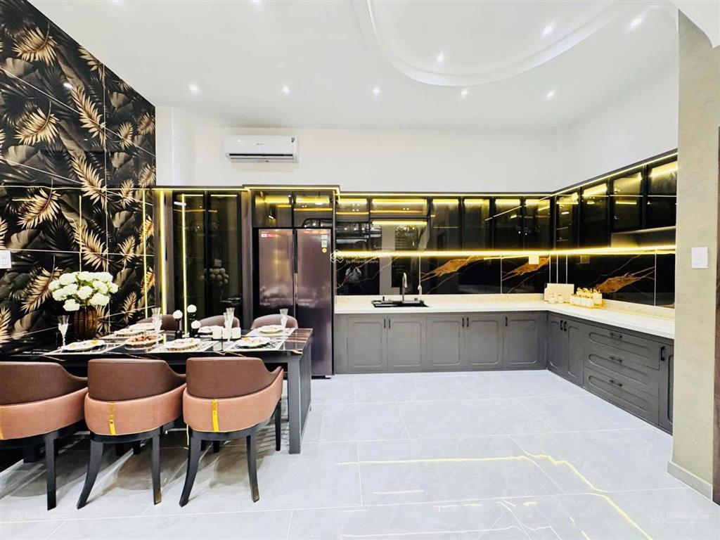 Bán nhanh căn bàn cờ giá 5ty6/72m2. gần chợ bàn cờ. đang cho thuê được 26 triệu/tháng