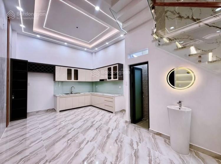 Cần tiền bán nhà đồng xoài  tân bình 67,5m2. nhà đẹp, để cho thuê 22tr. gần sân bay tsn